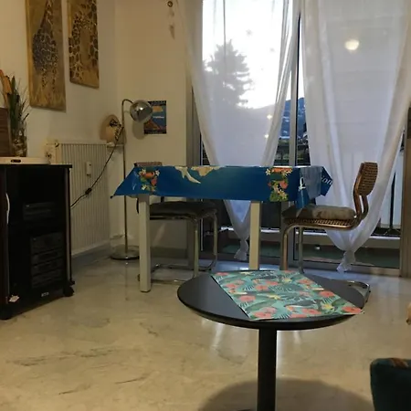Standing Apartment *